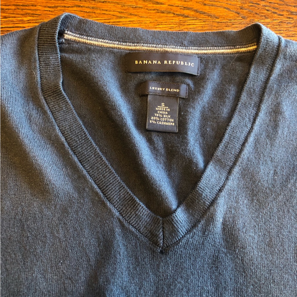 Banana Republic luxury blend v-neck sweater. Small